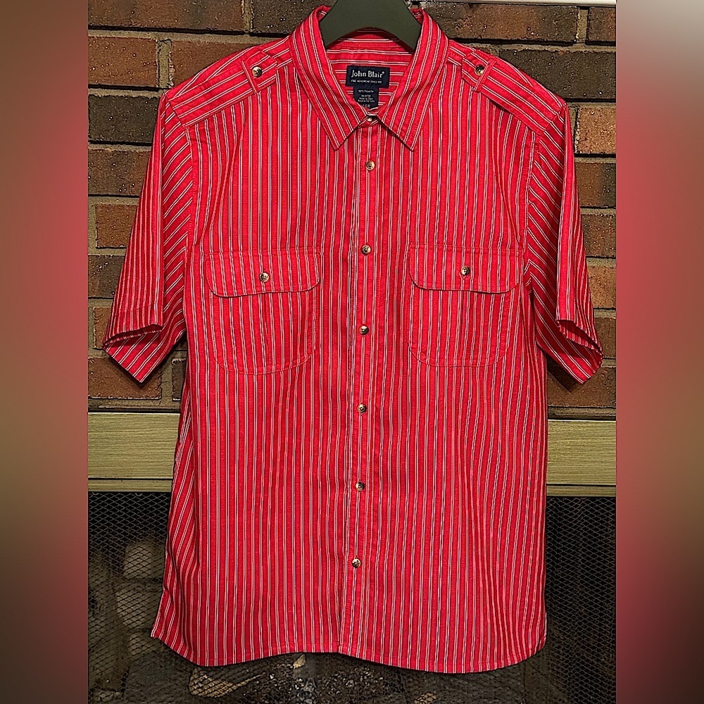 🖤John Blair 100% polyester button up shirt with new condition.
